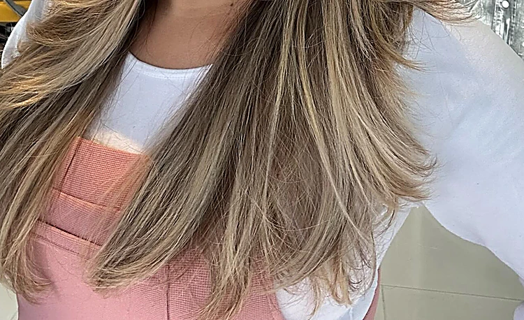 Largos con balayage beige y contorno claro