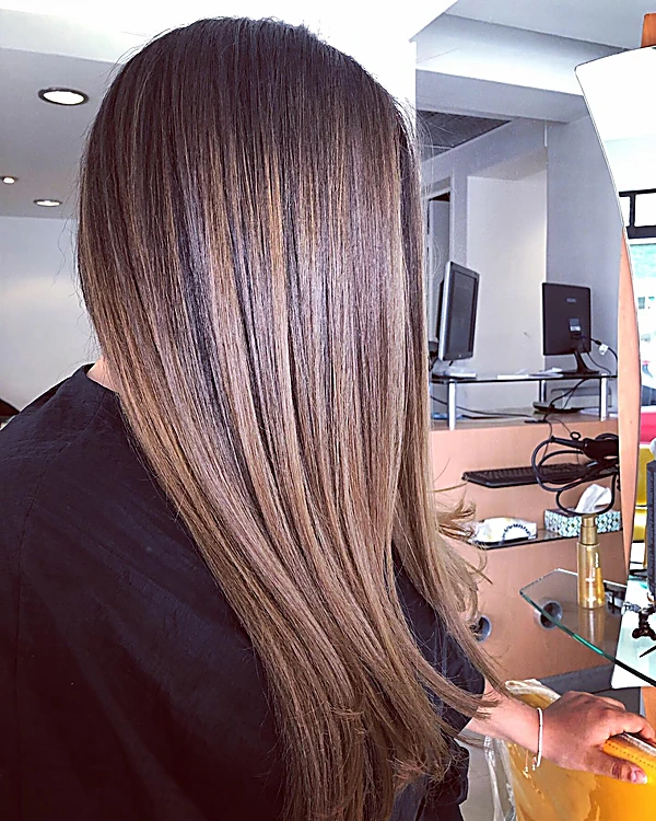 Cabello lacio con balayage caramelo, de espalda