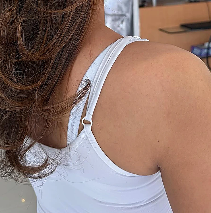Capas largas en tono cobre, de perfil y sin rostro