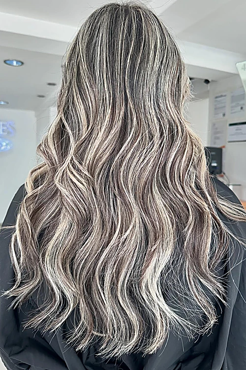 Ondas largas con mechas platino, de espalda