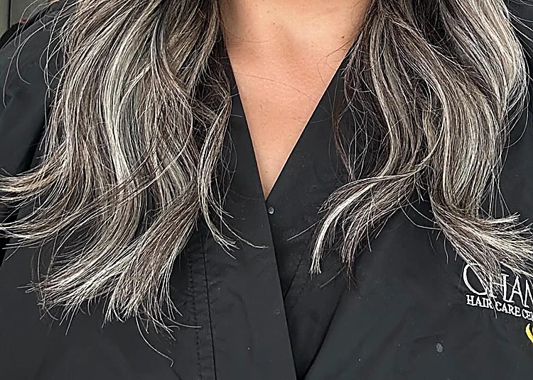 Largos con mechas platino sobre capa negra del salón