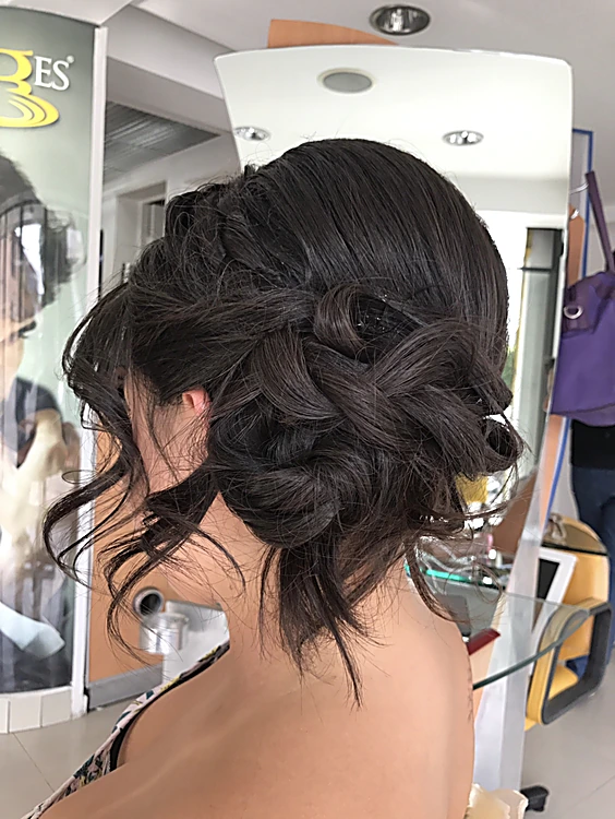 Recogido bajo con trenza y ondas sueltas, de espalda